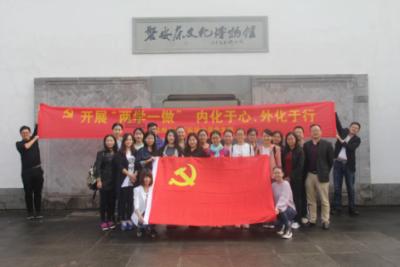 周杰伦出席巴黎时装,近照疲惫不堪,黑眼袋明显,走路姿势缓慢